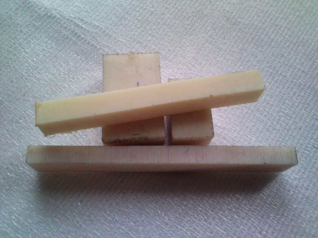 PA6 PA6G APA silon POM PTFE silonové tyče desky PA6G směs hranatých odřezků od tl. 20 do tl.40mm cena za 1 kg plmont